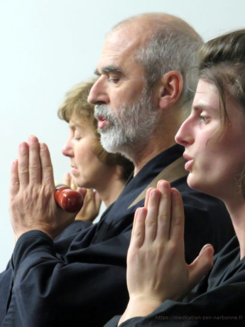 Cérémonie bouddhiste zen après la première méditation